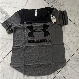 FINAL SALE 🏷️ Under Armour Black and Gray Logo Tee